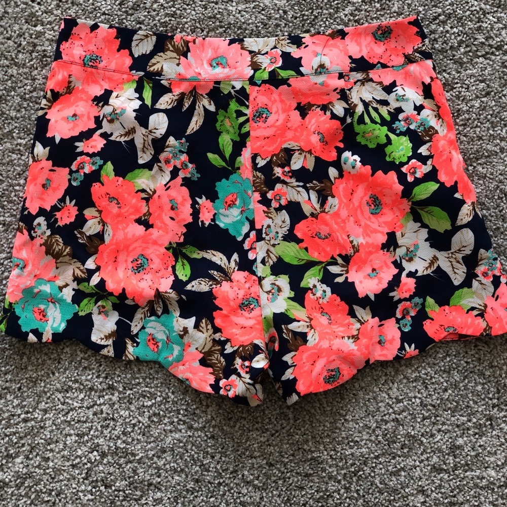 Floral Cuffed Shorts - Picture 2 of 2